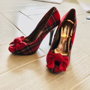 Size 8 beautiful Plaid heels, red velvet bow